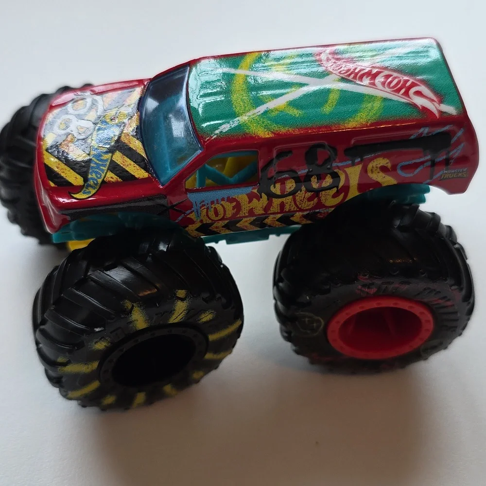 Hot Wheels Monster Trucks DEMO DERBY All Beefed Up Burger And #68 Monster Trucks